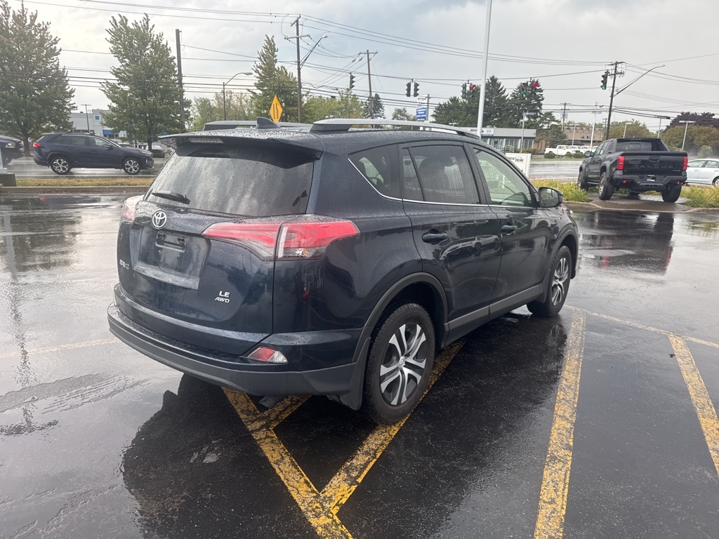 2018 Toyota RAV4 LE photo 4