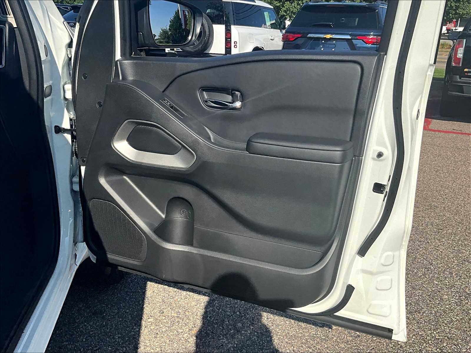 2025 Nissan Frontier SV photo 12