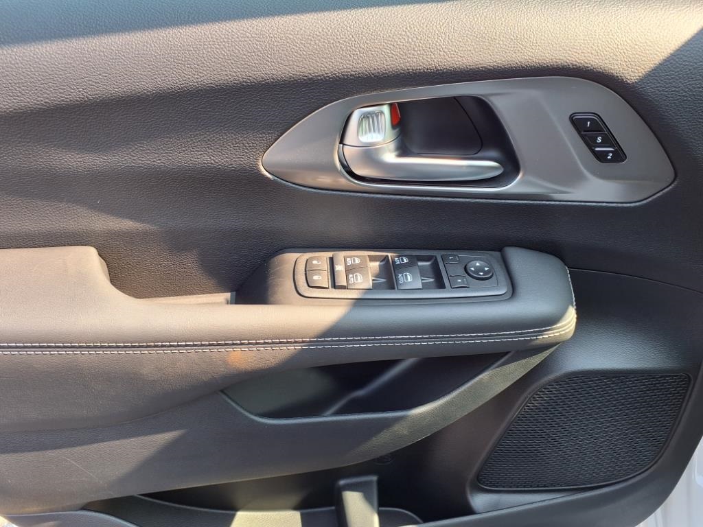 2026 Chrysler Pacifica photo 6