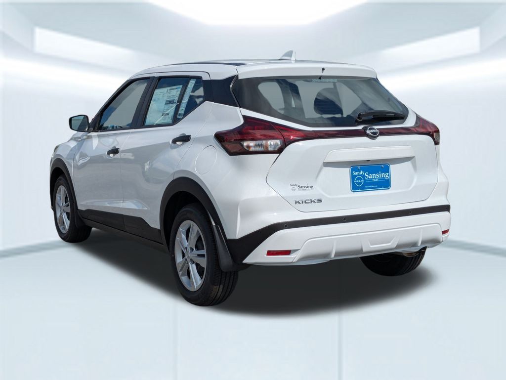 2025 Nissan Kicks Play S photo 2
