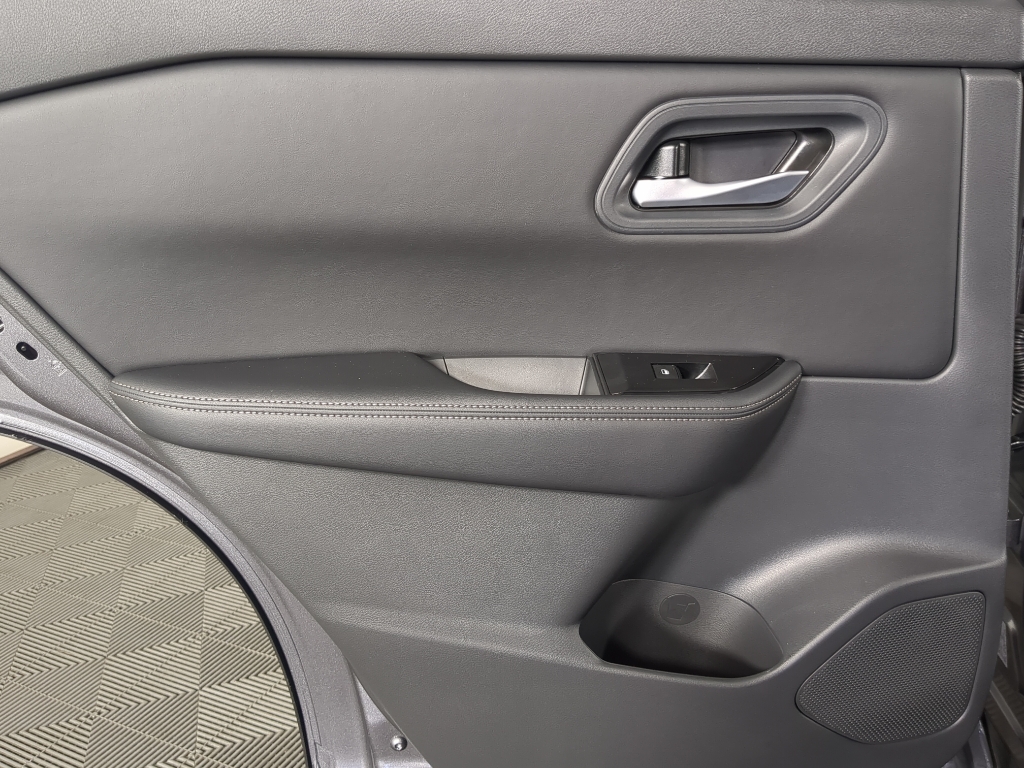 2026 Nissan Rogue SV photo 8
