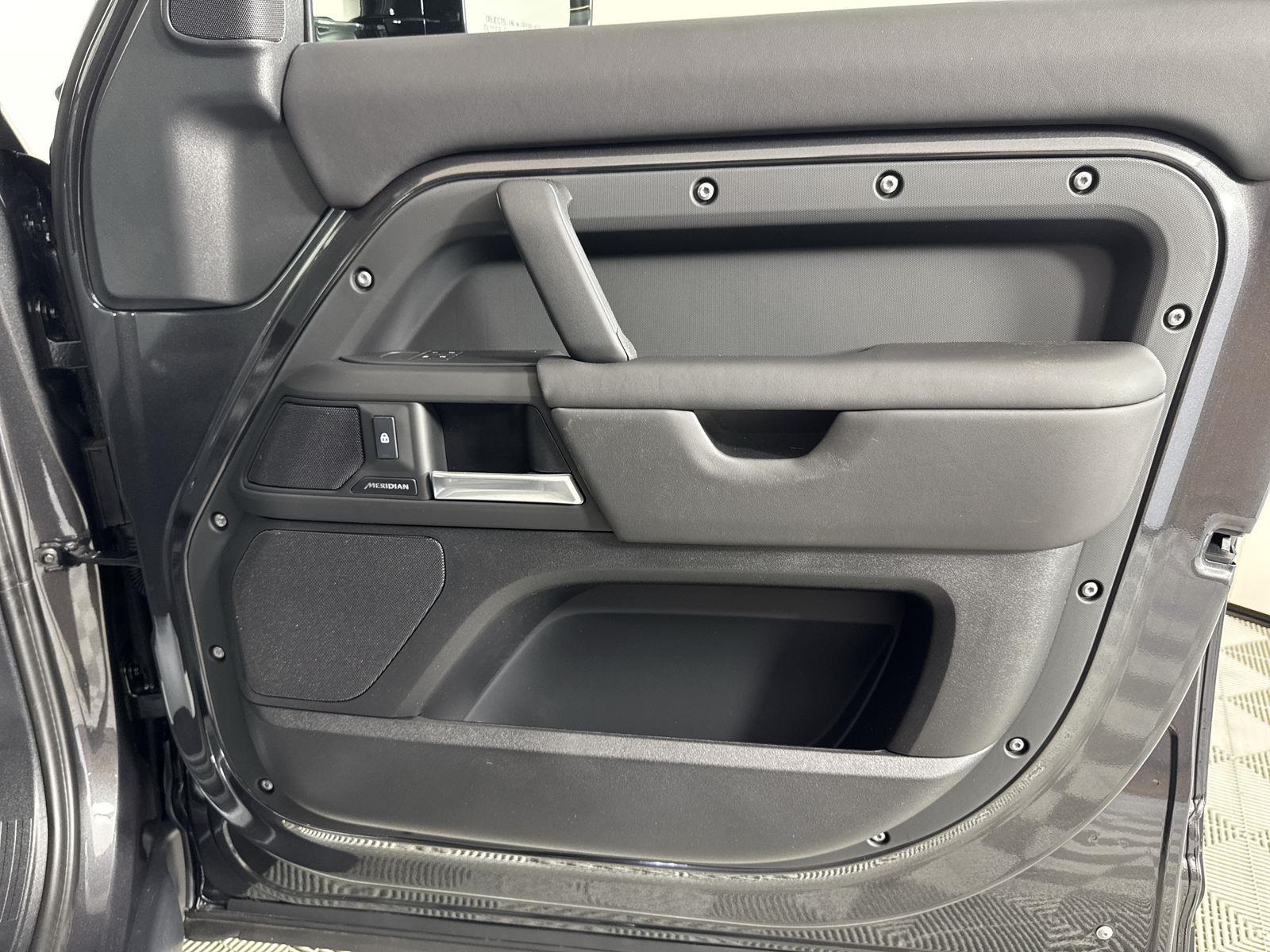 2025 Land Rover Defender 130 S photo 29