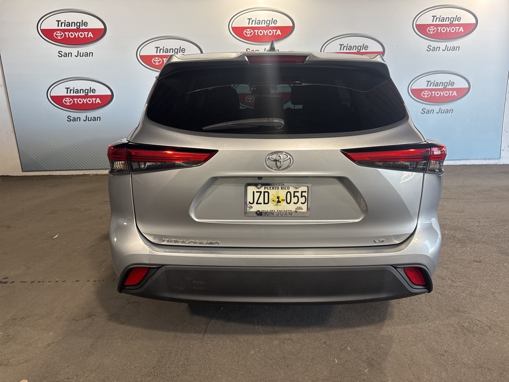 2022 Toyota Highlander LE photo 3