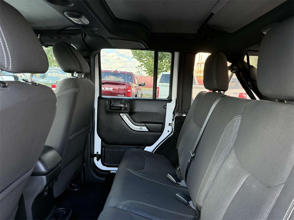 2017 Jeep Wrangler Unlimited Sahara photo 14