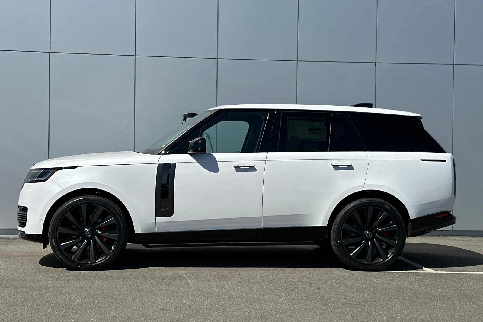 2025 Land Rover Range Rover SV photo 2