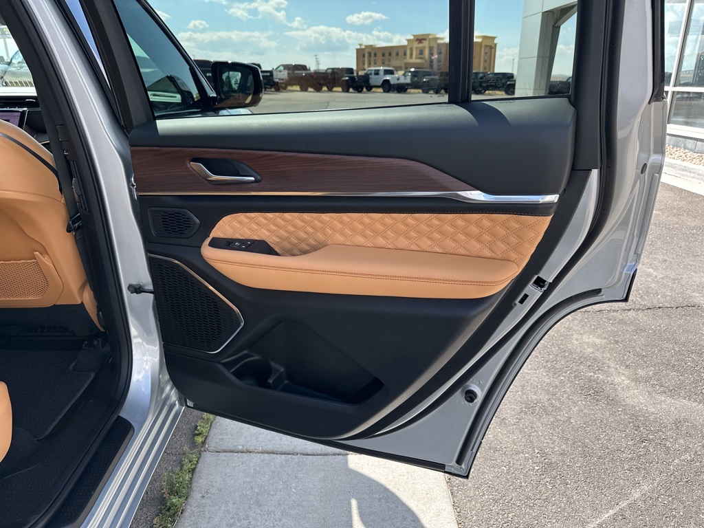 2025 Jeep Grand Cherokee L Summit photo 36