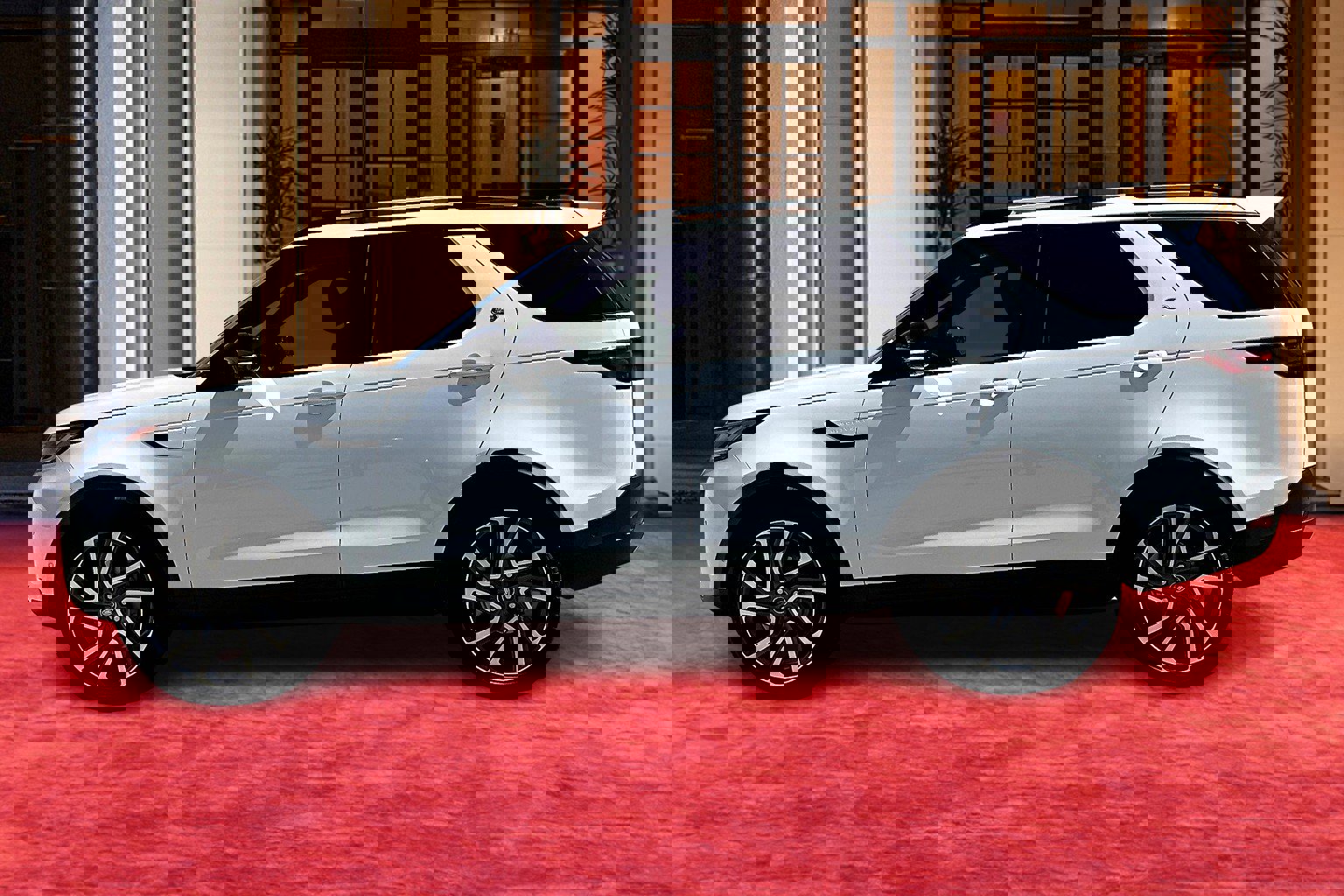 2025 Land Rover Discovery S photo 3