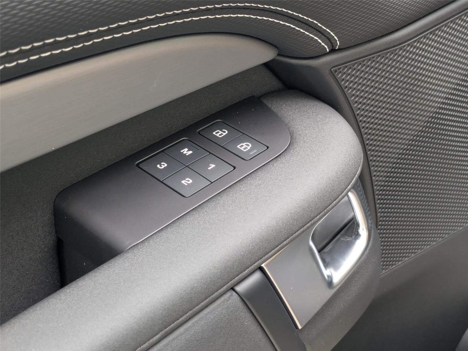 2025 Land Rover Discovery SE photo 13