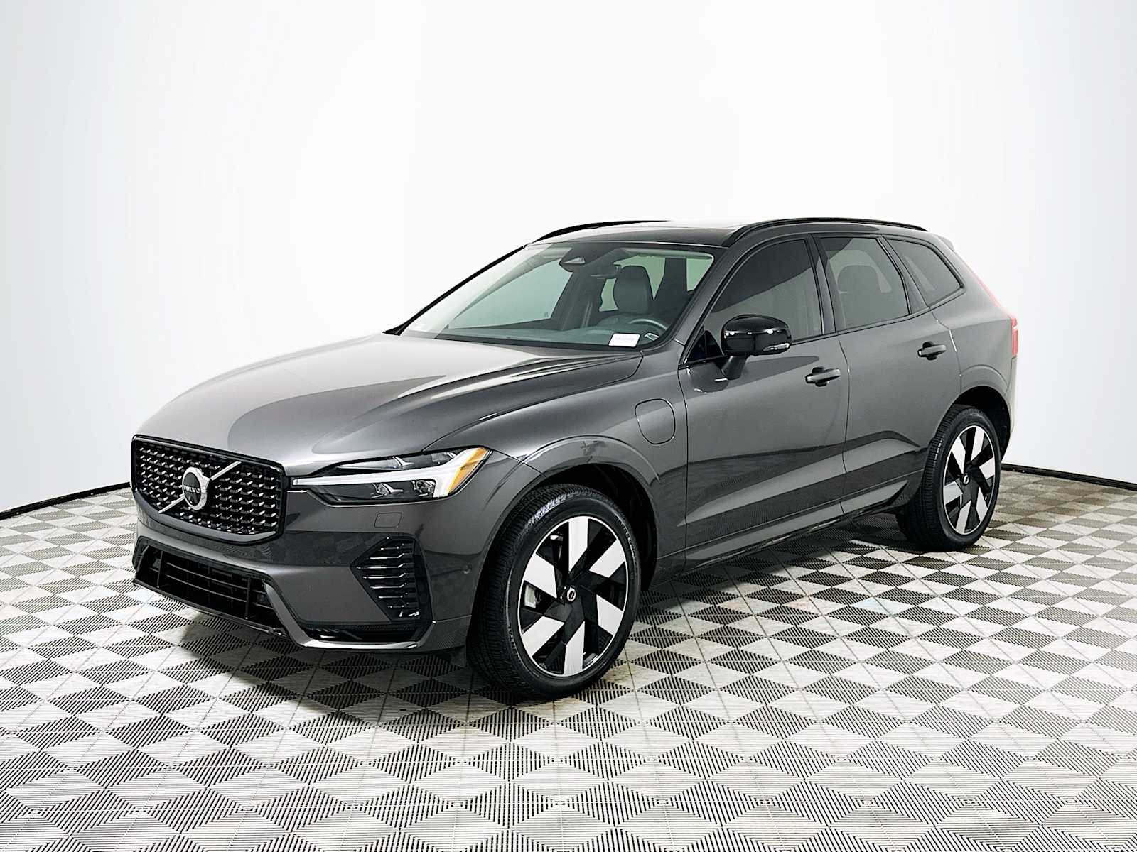 2024 Volvo XC60 Recharge T8 Plus photo 2
