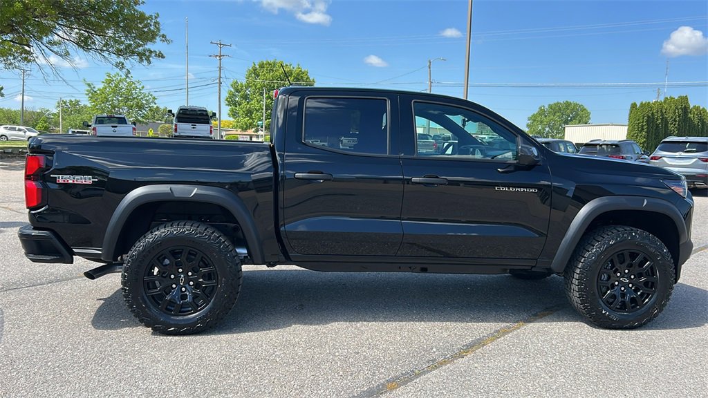 2025 Chevrolet Colorado Trail Boss photo 2