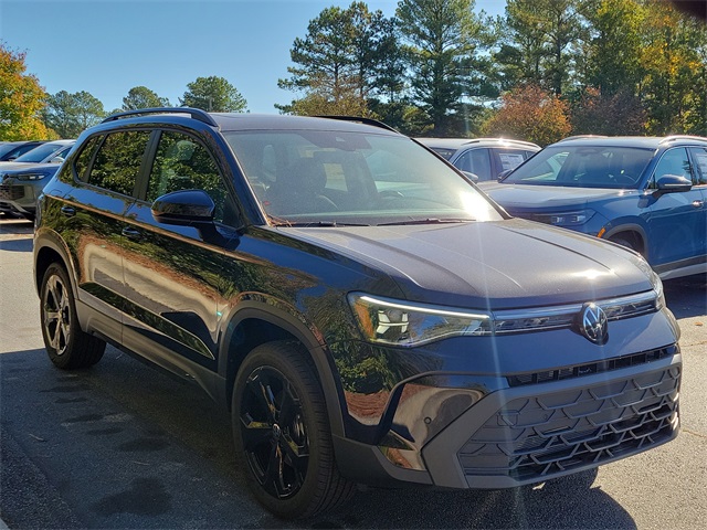 2025 Volkswagen Taos SE photo 3