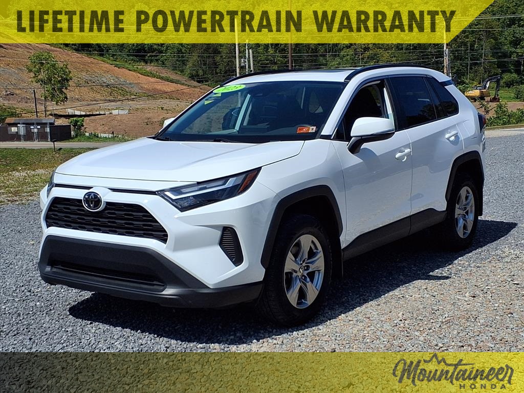 2023 Toyota RAV4 XLE photo 3