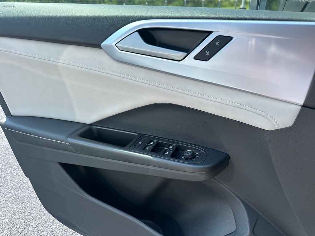 2025 Volkswagen Taos SE photo 7