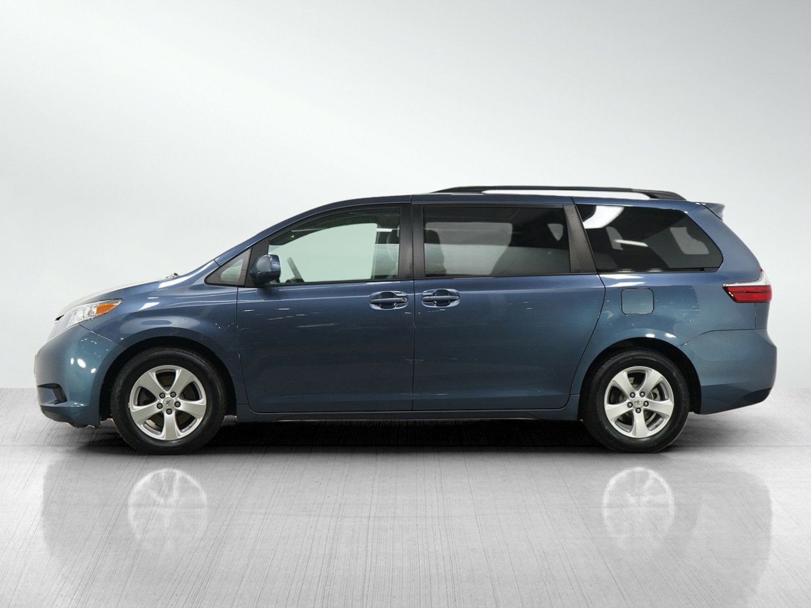Used 2015 Toyota Sienna LE with VIN 5TDKK3DC1FS625182 for sale in Burnsville, Minnesota