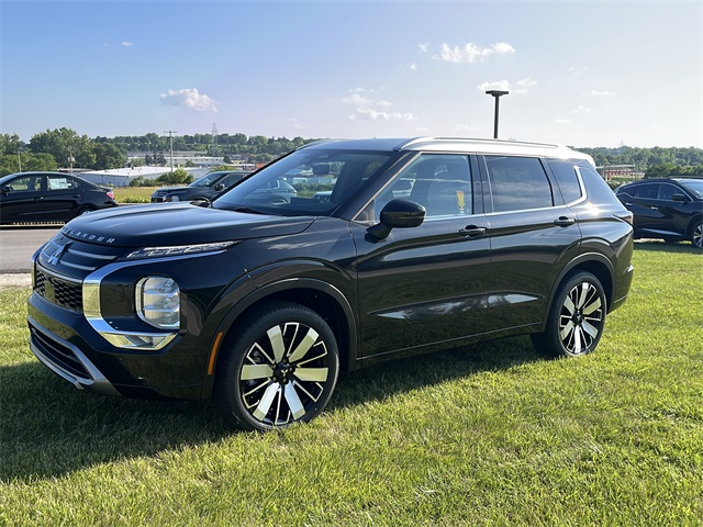 2025 Mitsubishi Outlander SEL Platinum Edition's photo