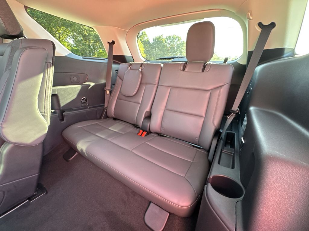 2025 Ford Explorer photo 25