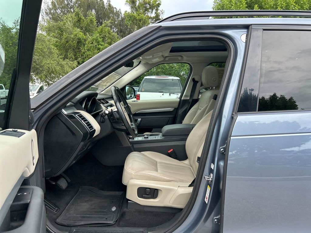 2020 Land Rover Discovery Landmark photo 8