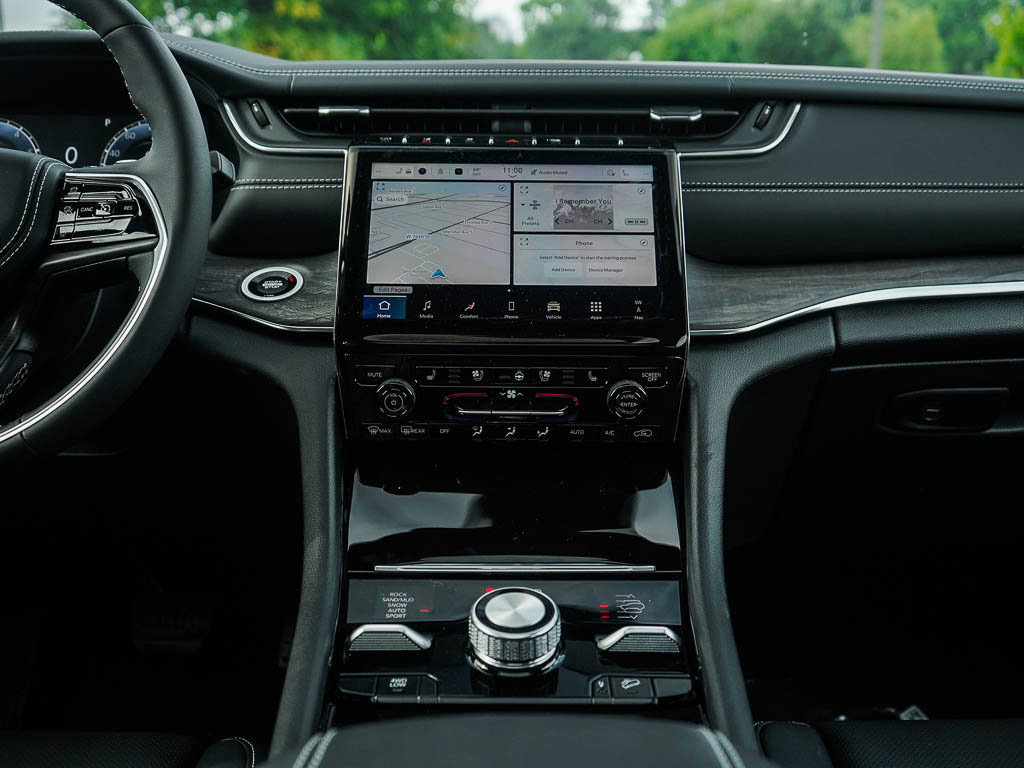 2025 Jeep Grand Cherokee Overland photo 15