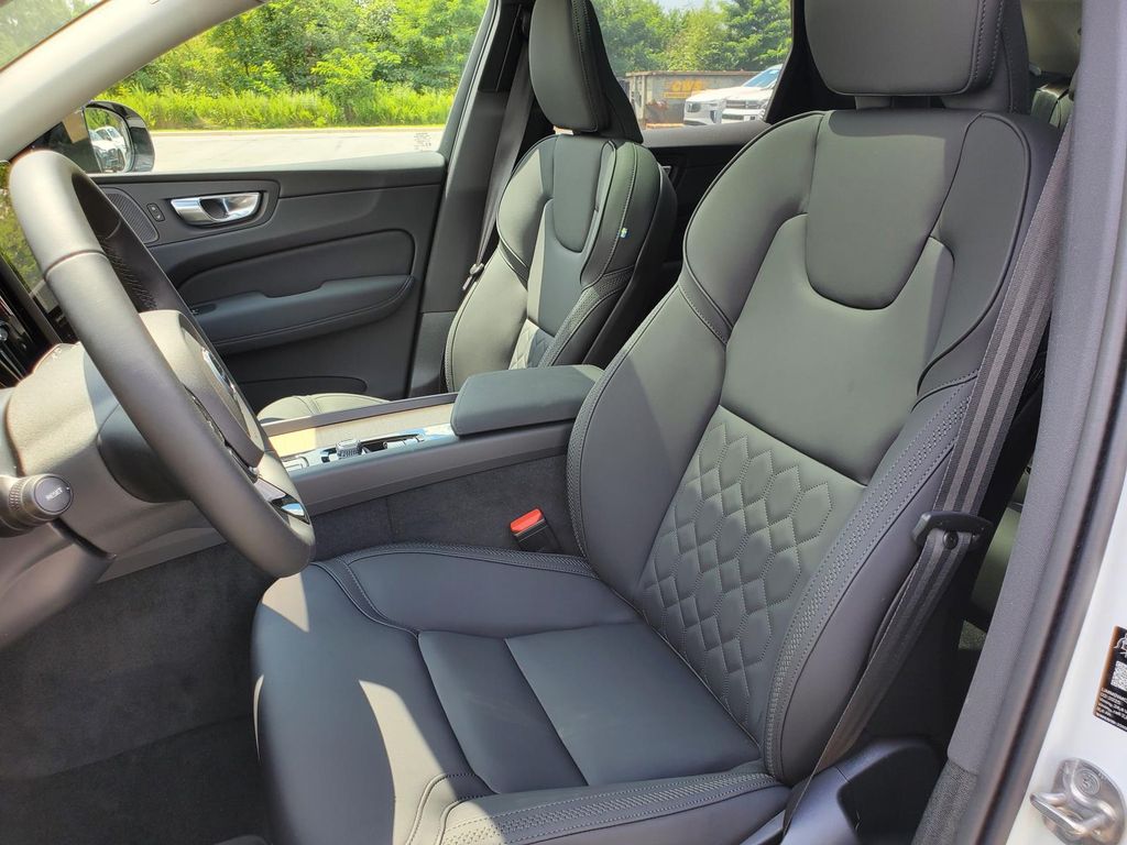 2026 Volvo XC60 B5 Plus photo 5