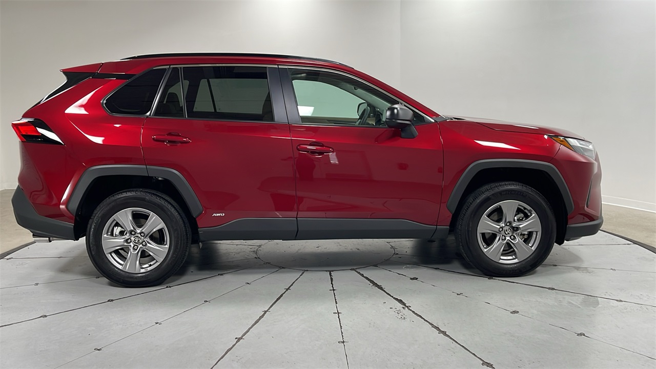 2025 Toyota RAV4 Hybrid LE photo 4