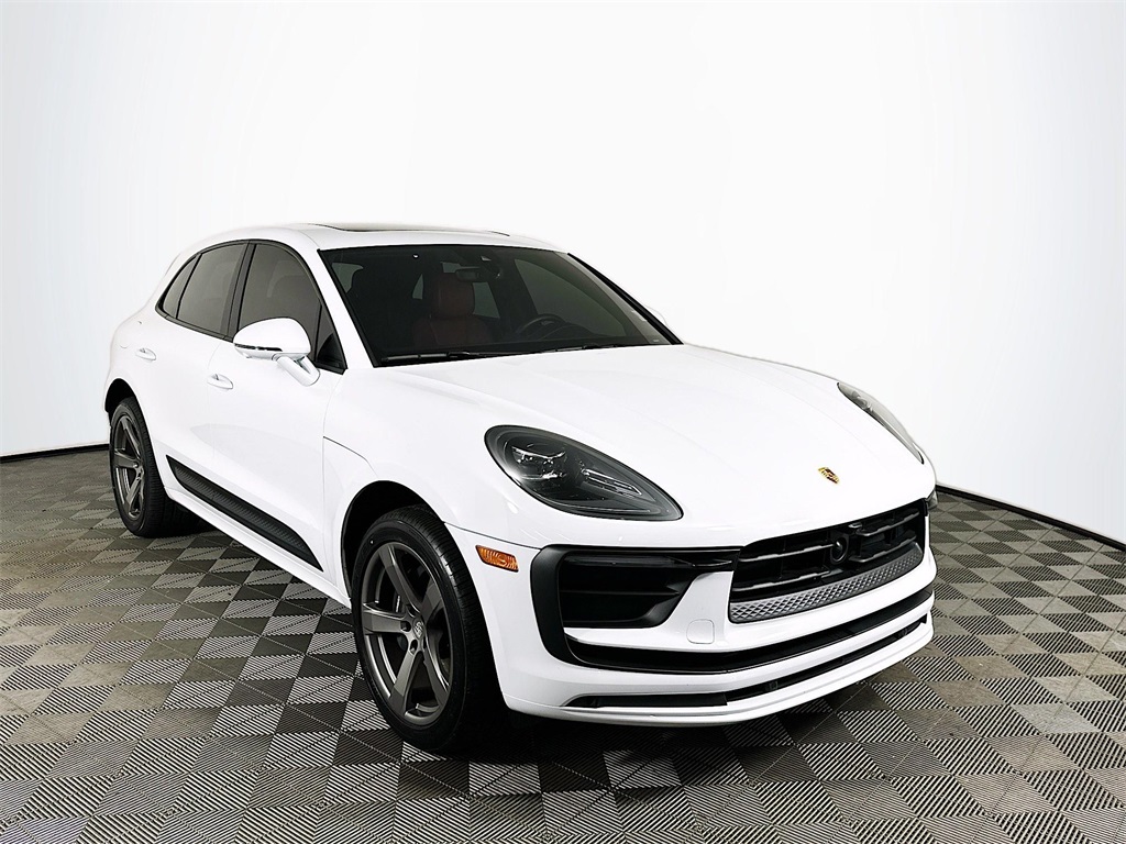 2024 Porsche Macan T photo 3
