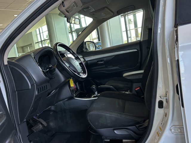 2017 Mitsubishi Outlander ES photo 2