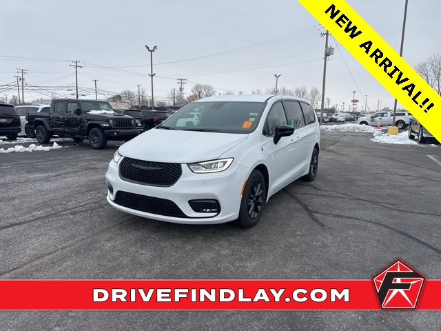 2024 Chrysler Pacifica PHEV Select's photo