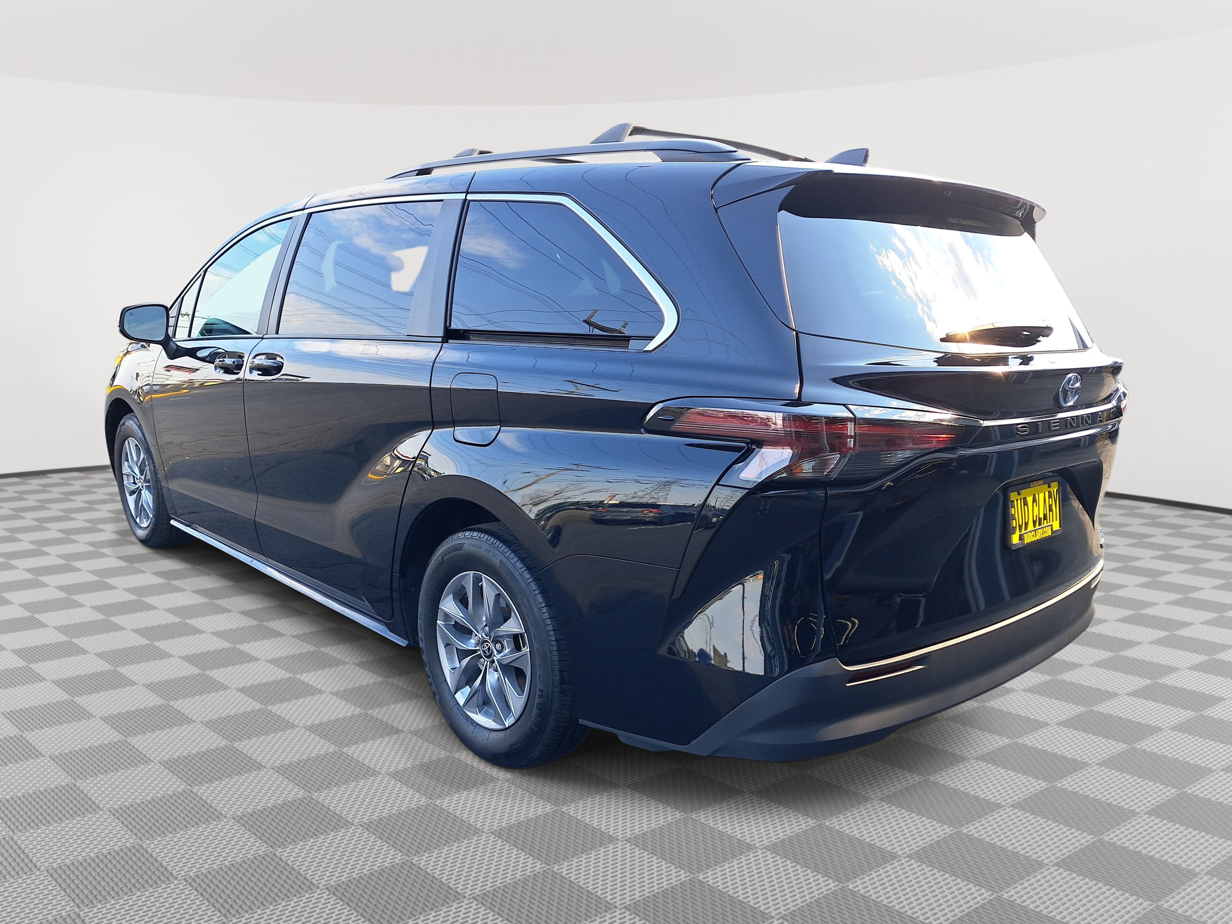 2024 Toyota Sienna LE photo 4