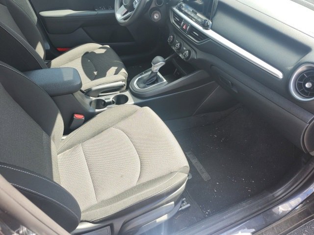 2023 Kia Forte LXS photo 3