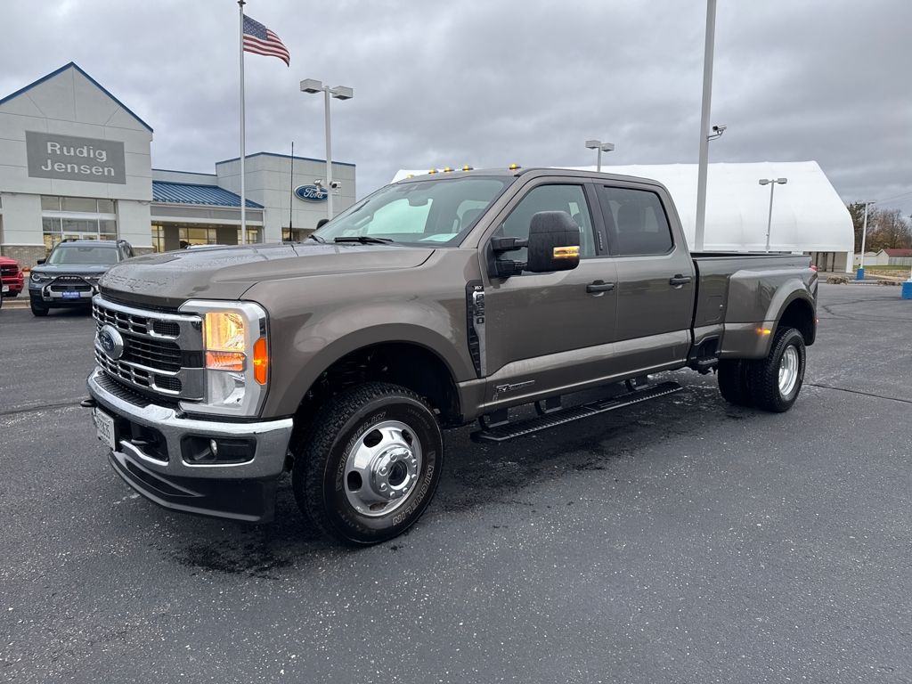 2023 Ford F-350 XLT photo 2
