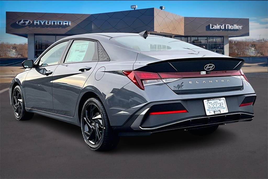 2026 Hyundai Elantra SEL Sport photo 3