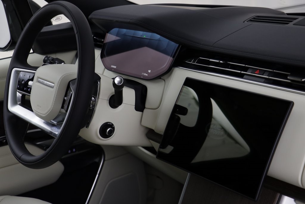 2025 Land Rover Range Rover SE photo 16