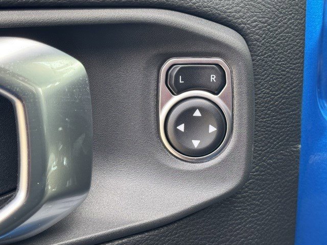 2025 Jeep Wrangler Sahara photo 5