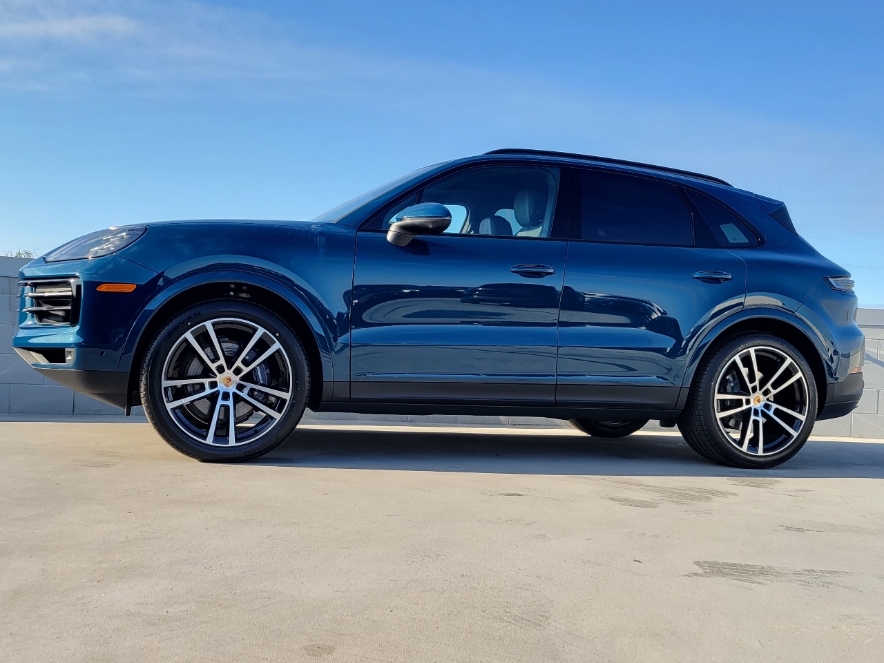 2025 Porsche Cayenne photo 2