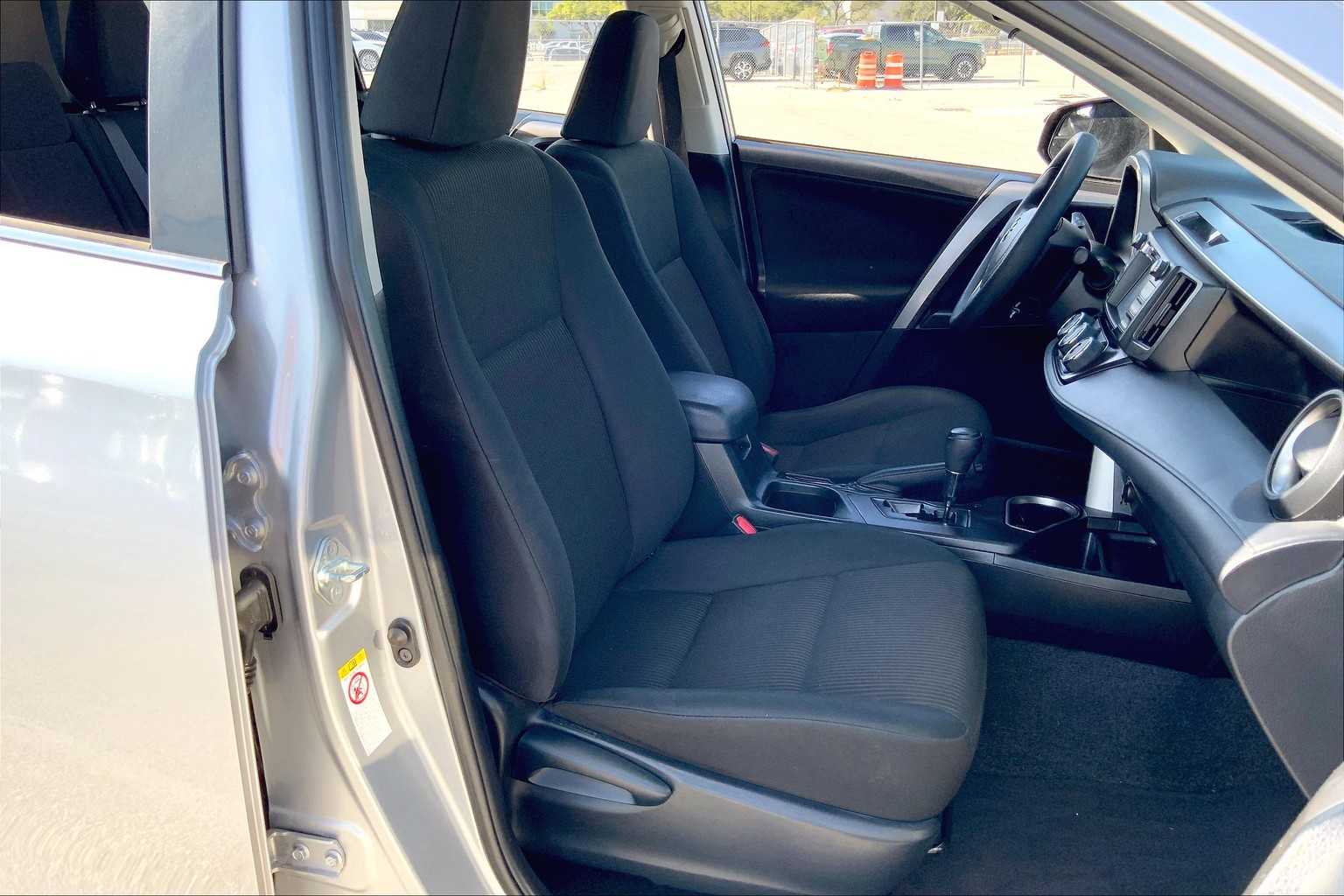 2018 Toyota RAV4 LE photo 8