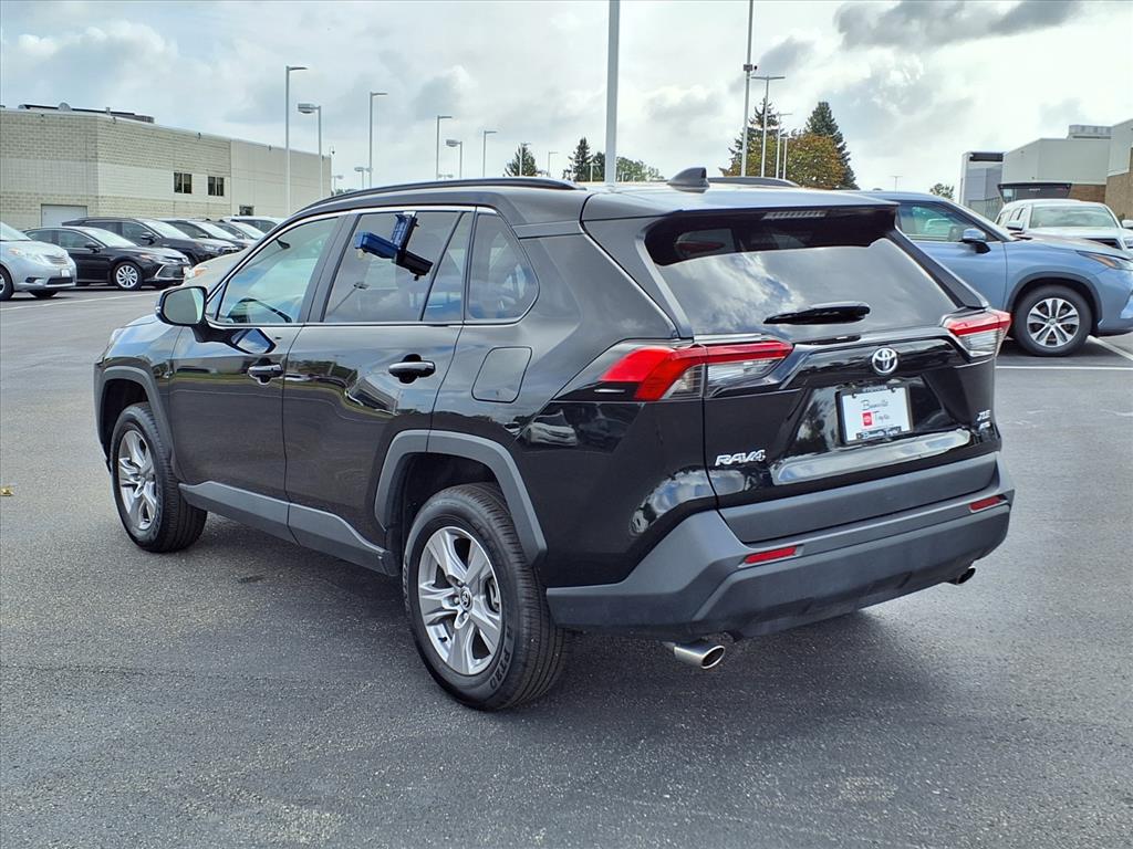 2025 Toyota RAV4 XLE photo 4