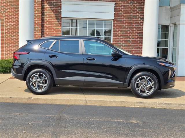 2025 Chevrolet Trax LT photo 3