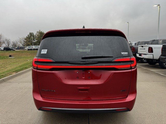 2026 Chrysler Pacifica photo 4
