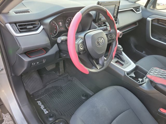 2019 Toyota RAV4 LE photo 3
