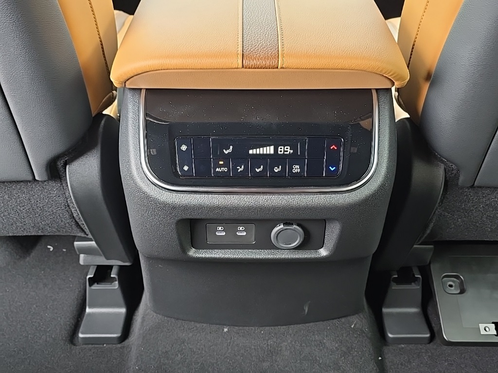 2025 Nissan Armada SL photo 19