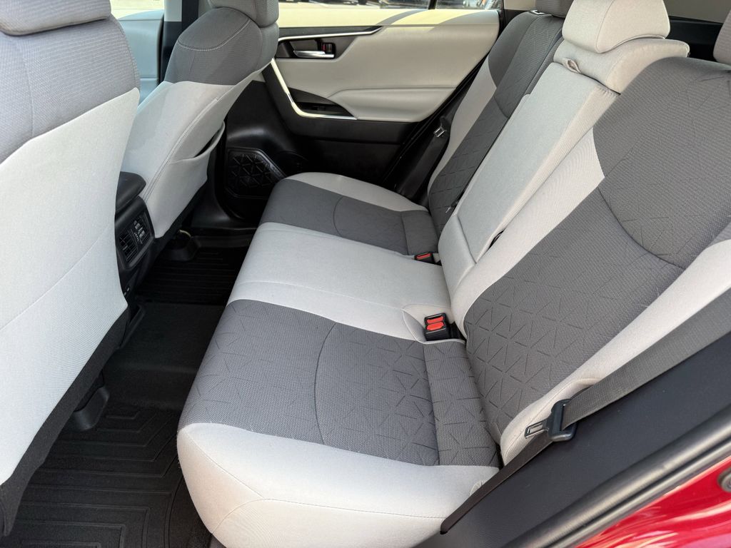 2022 Toyota RAV4 XLE photo 3
