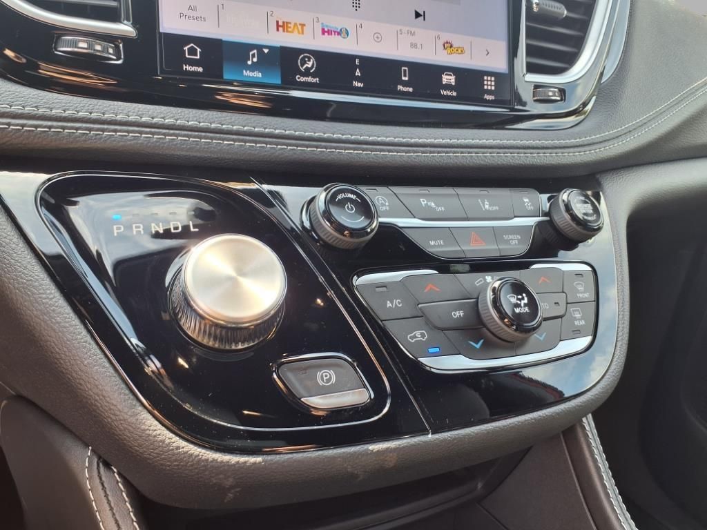 2026 Chrysler Pacifica Limited photo 6