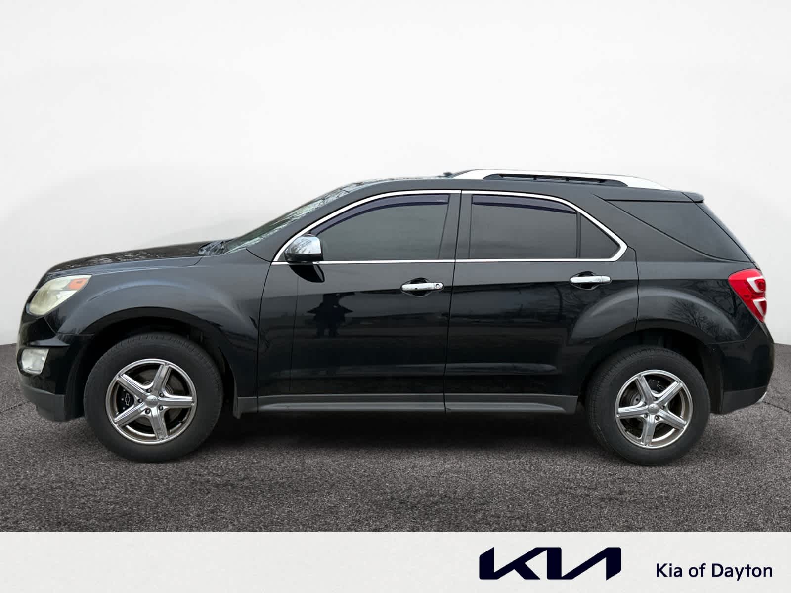 2017 Chevrolet Equinox LT photo 2