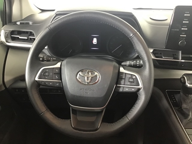 2021 Toyota Sienna XLE photo 7