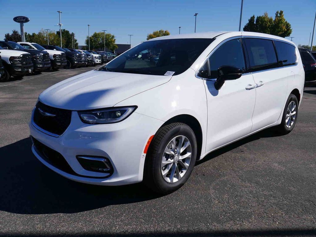 2026 Chrysler Pacifica photo 3