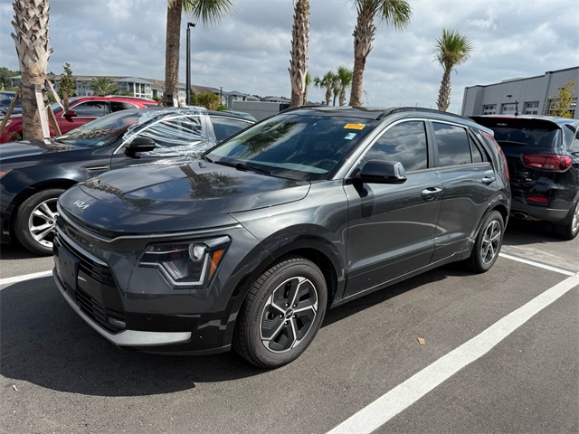 2023 Kia Niro SX photo 2