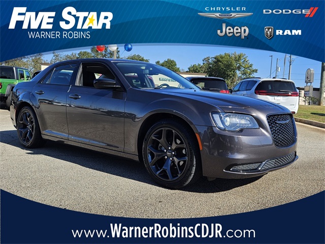 2021 Chrysler 300 Touring's photo