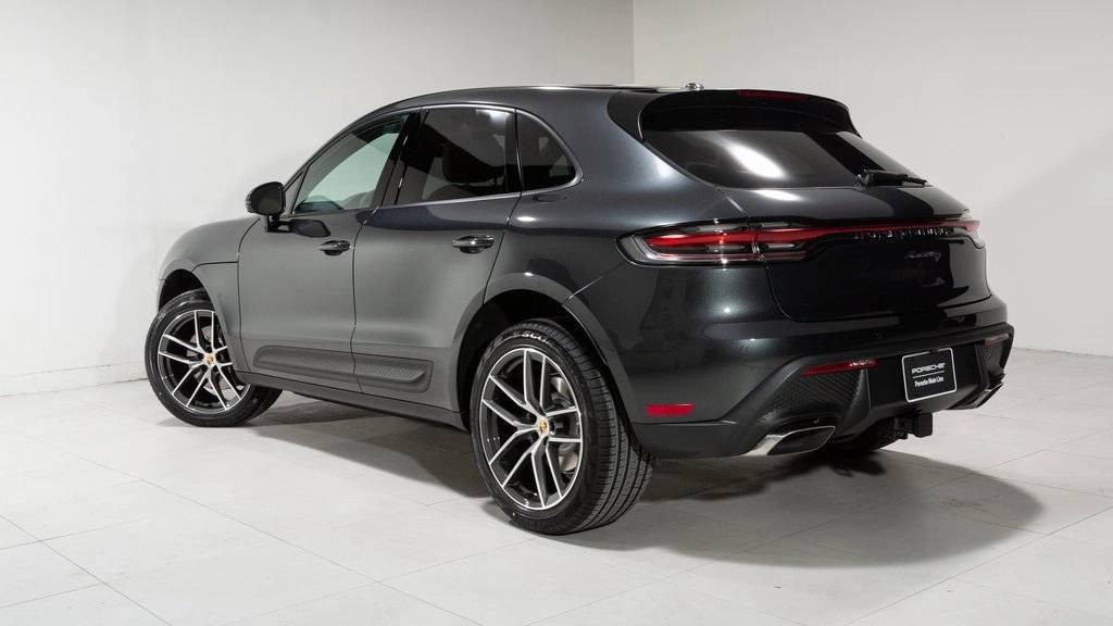 2025 Porsche Macan Base photo 3