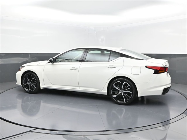 2025 Nissan Altima SR photo 3