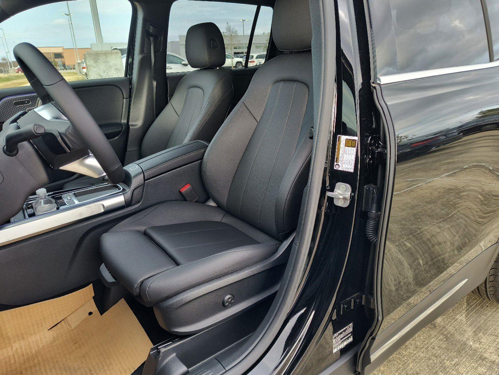 2025 Mercedes Benz GLB 250 photo 2